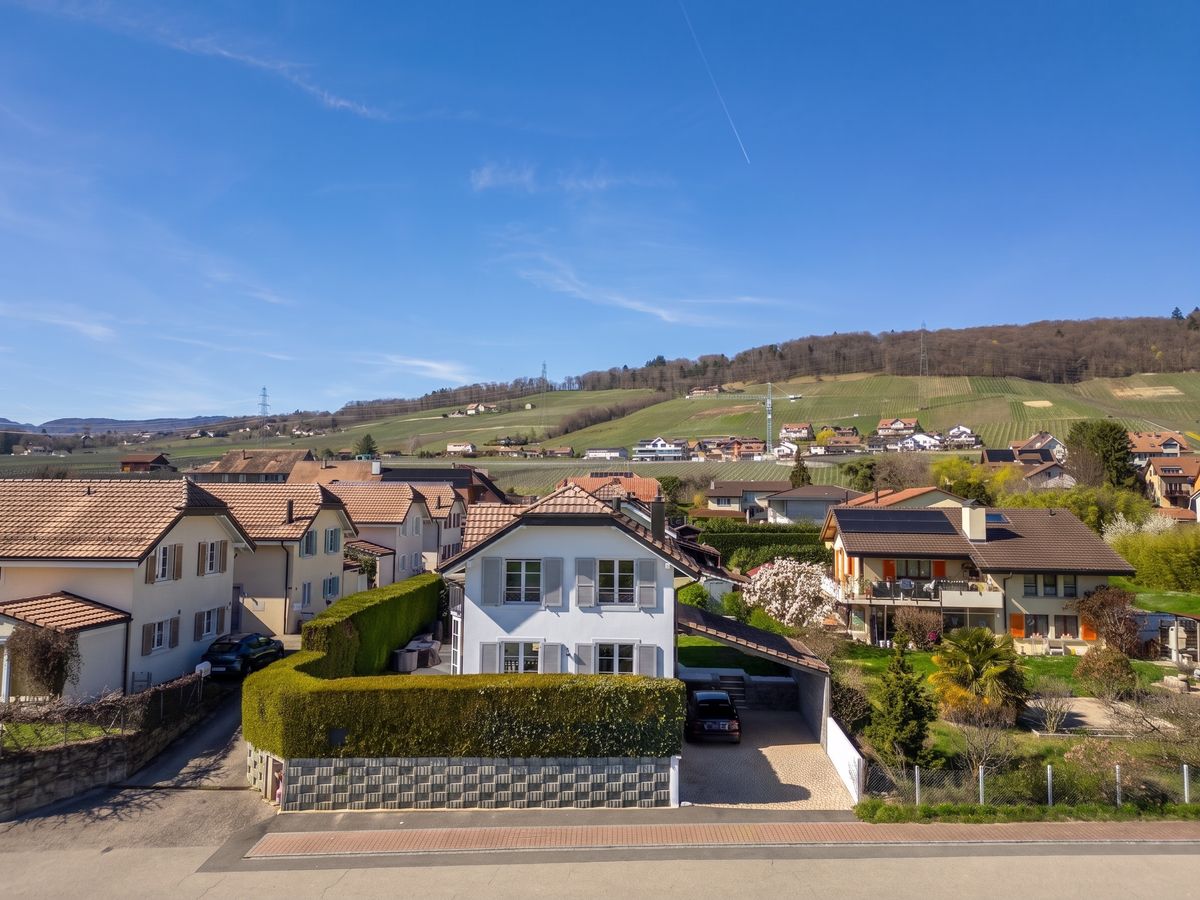ai-enhanced__XDzSotMpCgYgIbPehZ2oR Komfort und Eleganz zeichnen dieses Einfamilienhaus zwischen Rolle und Nyon aus
