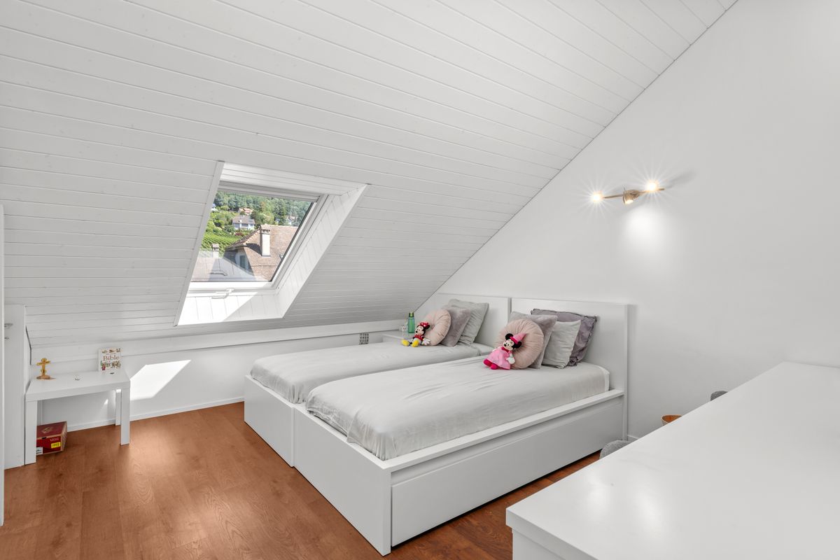 Route-de-l_Etraz-6-Bursins-12 Élégance et confort pour cette attique en duplex 4,5 pièces plus un bureau avec vue sur le lac et les Alpes