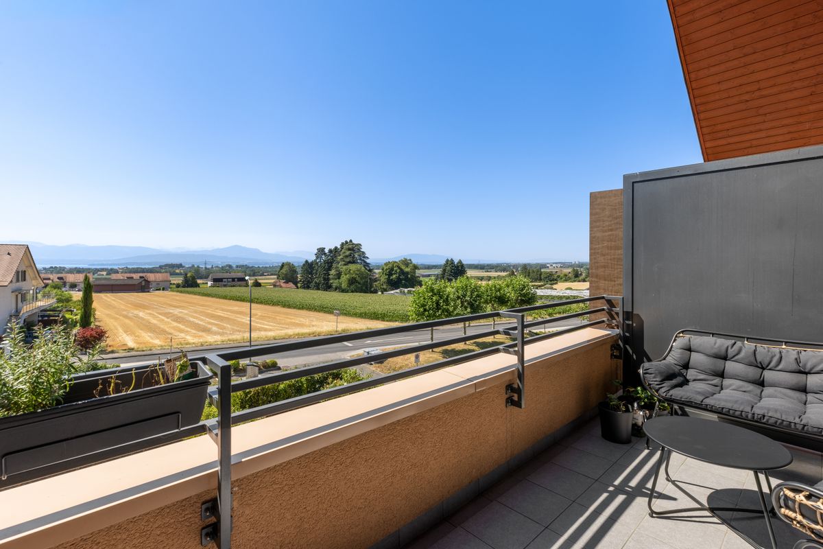 Route-de-l_Etraz-6-Bursins-19 Élégance et confort pour cette attique en duplex 4,5 pièces plus un bureau avec vue sur le lac et les Alpes