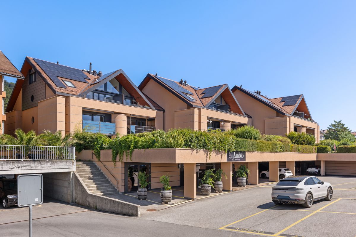 Route-de-l_Etraz-6-Bursins-3 Élégance et confort pour cette attique en duplex 4,5 pièces plus un bureau avec vue sur le lac et les Alpes