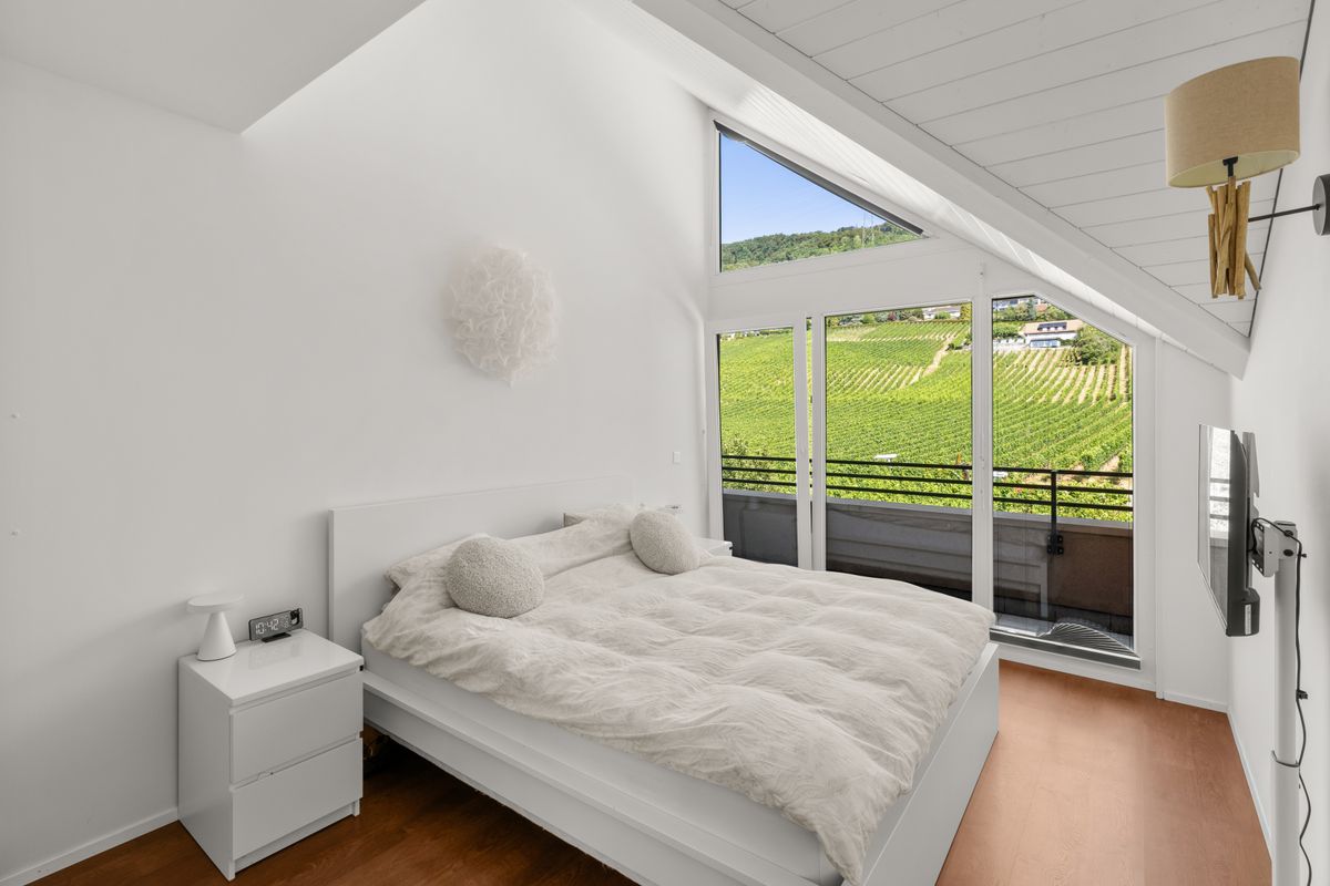 Route-de-l_Etraz-6-Bursins-5 Élégance et confort pour cette attique en duplex 4,5 pièces plus un bureau avec vue sur le lac et les Alpes