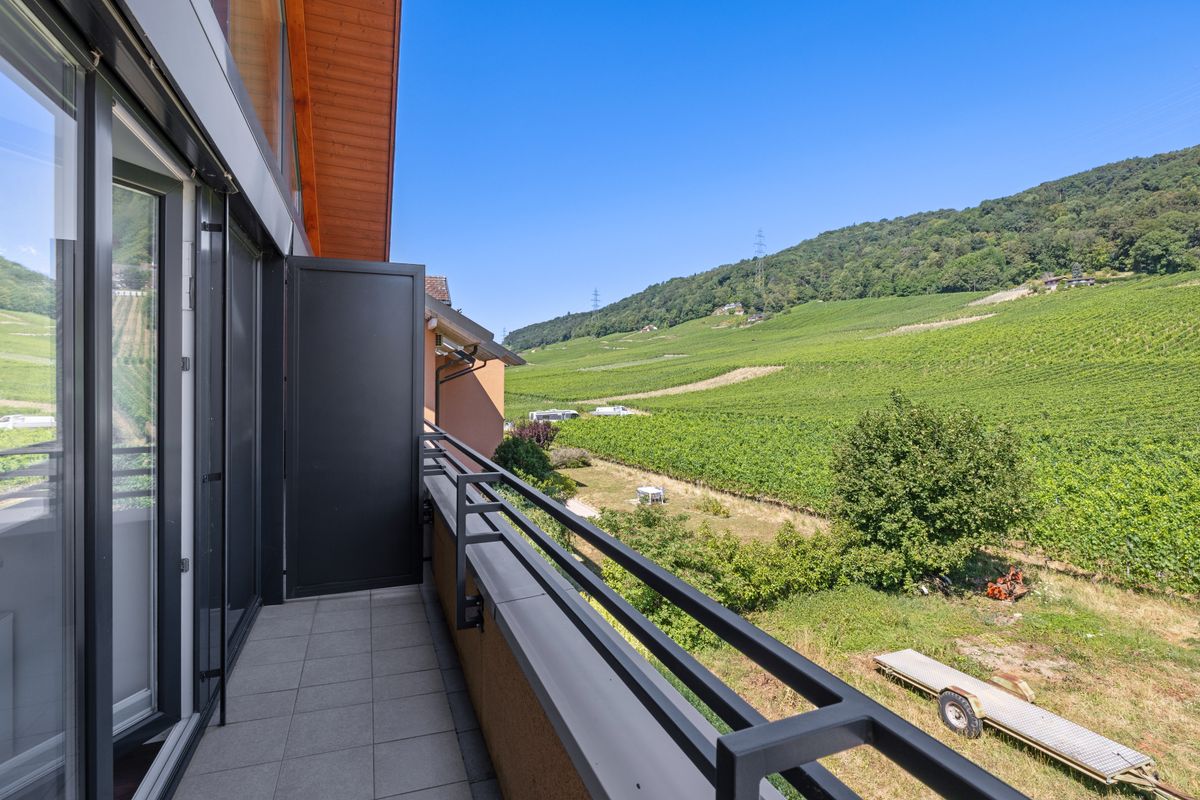 Route-de-l_Etraz-6-Bursins-6 Élégance et confort pour cette attique en duplex 4,5 pièces plus un bureau avec vue sur le lac et les Alpes