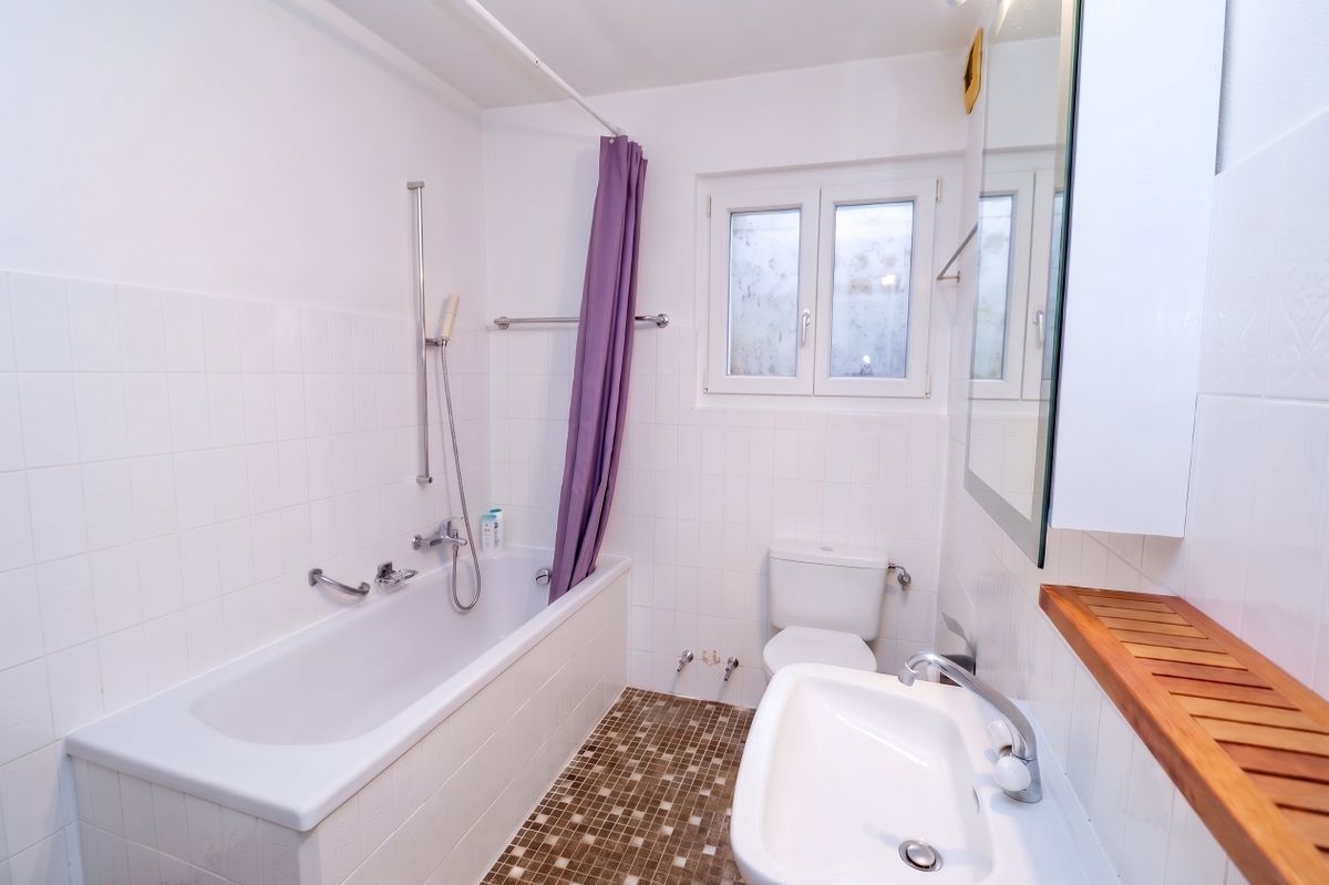 ai-enhanced__E4ghsifZheF5atvxUrXha Appartement avec grand jardin et vue panoramique sur le lac