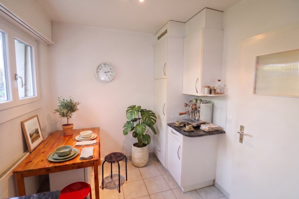 ai-enhanced__eT4q2x1tKvnzCczFe44Tc Appartement avec grand jardin et vue panoramique sur le lac